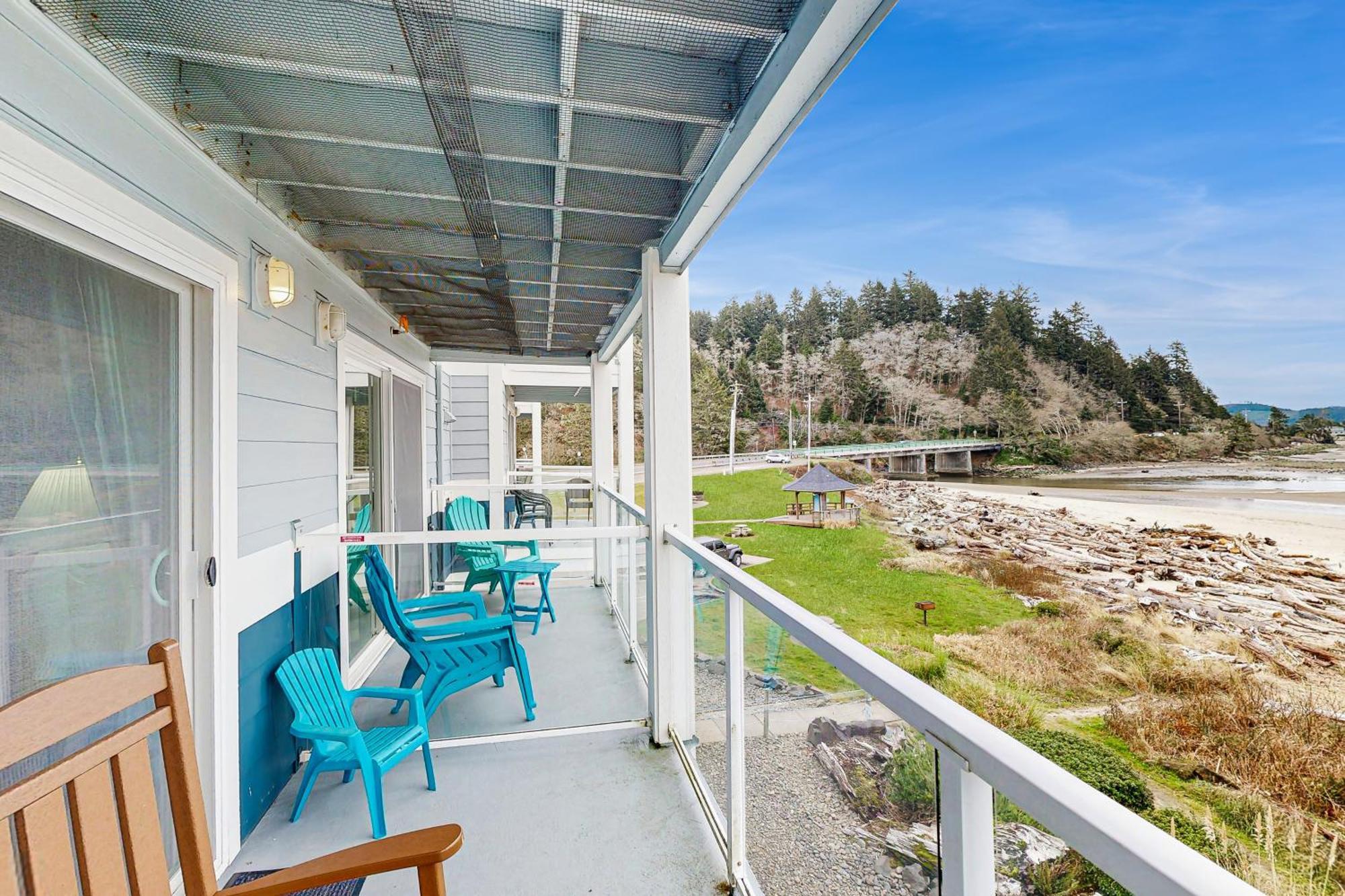 Waters Edge Apartment Salishan Beach Ruang foto